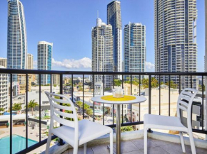 Stay in the heart of Surfers